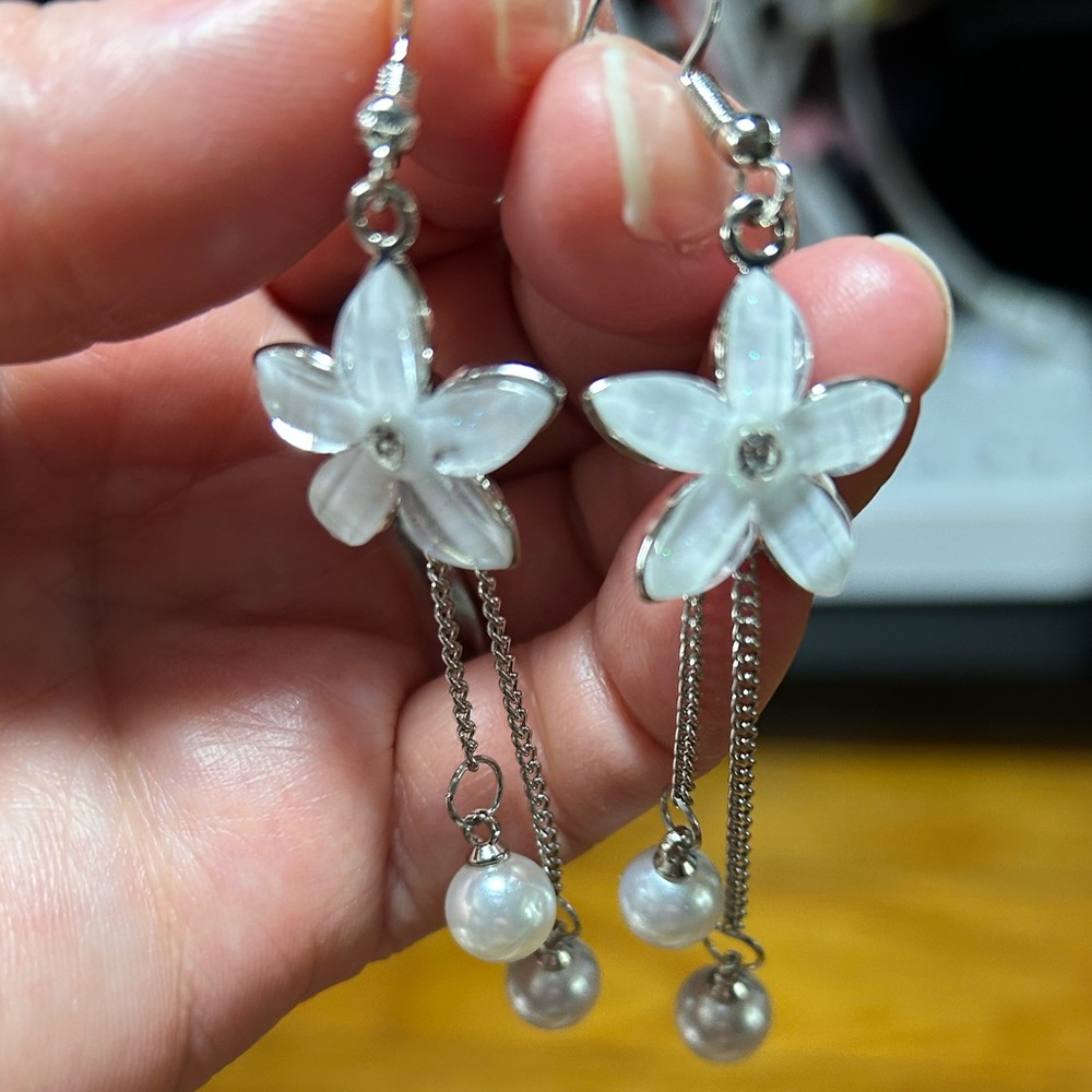 3/$25 Silver and White Floral Drop Earrings - Picture 5 of 6